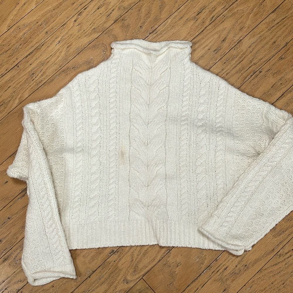 Pilco XS white sweater
